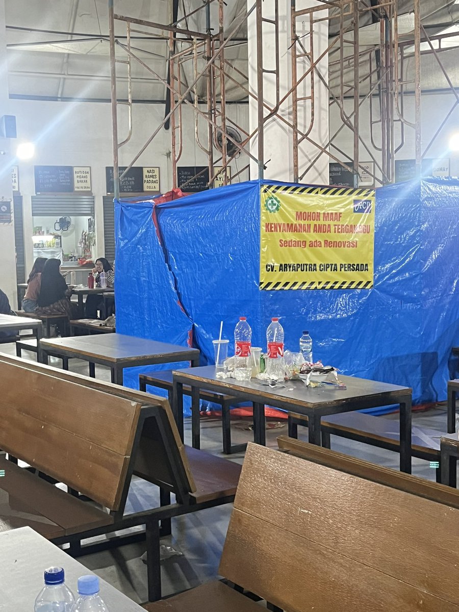 adik-adik, kalau habis makan sampahnya tolong dibuang &amp; mangkoknyq dibalikin dong…