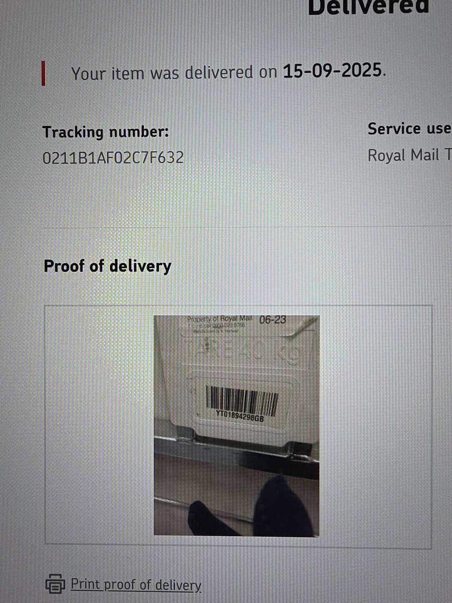 jongilluley's tweet photo. @RoyalMailHelp sent u a dm as a tracked item is showing as delivered with this pic, that ain't mu house or anyone's house, looks like a depot mail box so someone has swiped it? https://t.co/S6s1vCLJ8m