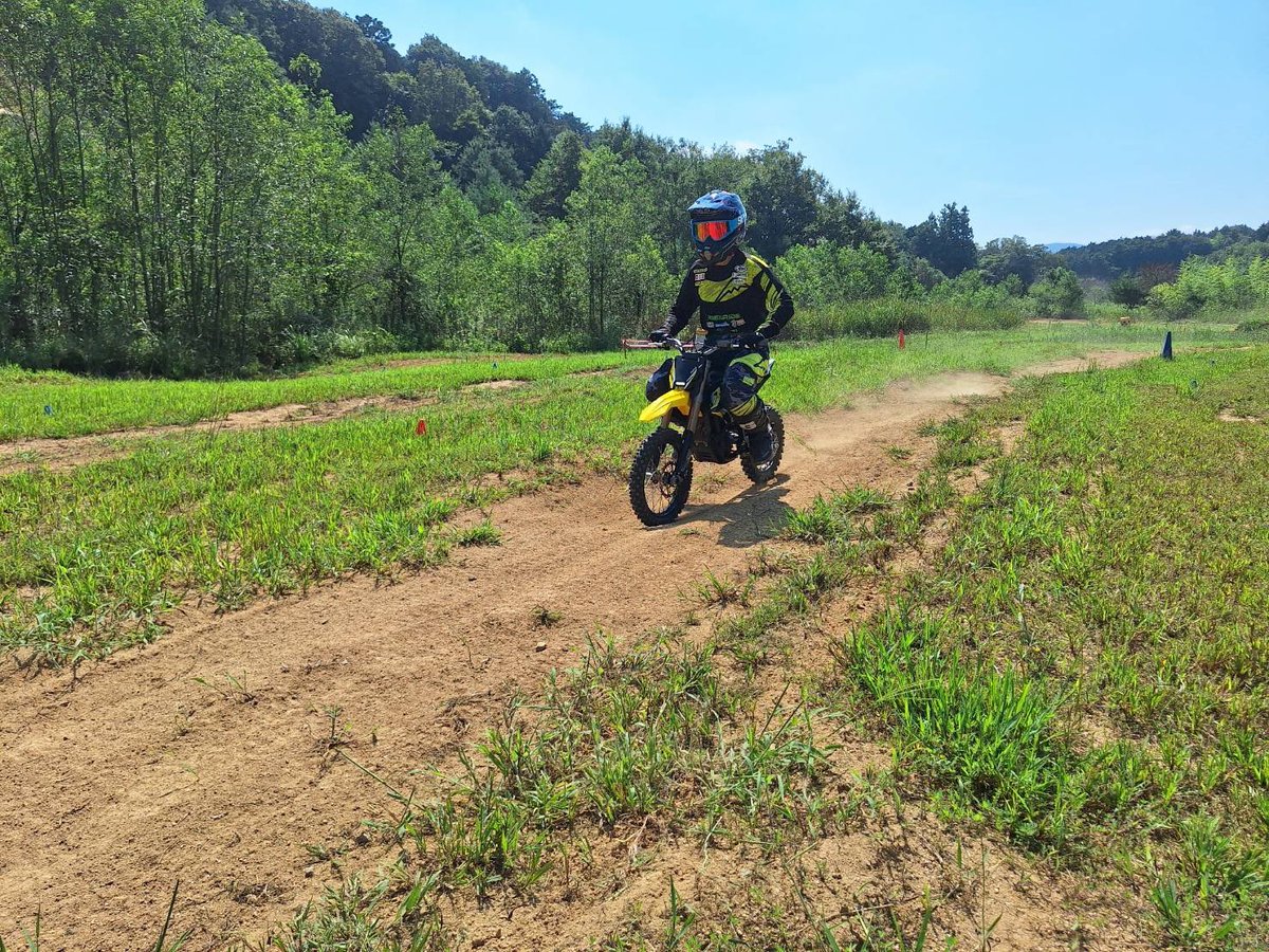 riseandride123's tweet image. キッズモデルのhyperbee‼️

モード切り替えで、パワーがかなり違うので長く遊べそう🙆‍♀️大人もいける✨

そして、キレイな地蔵乗り笑笑

#surron
#hyperbee