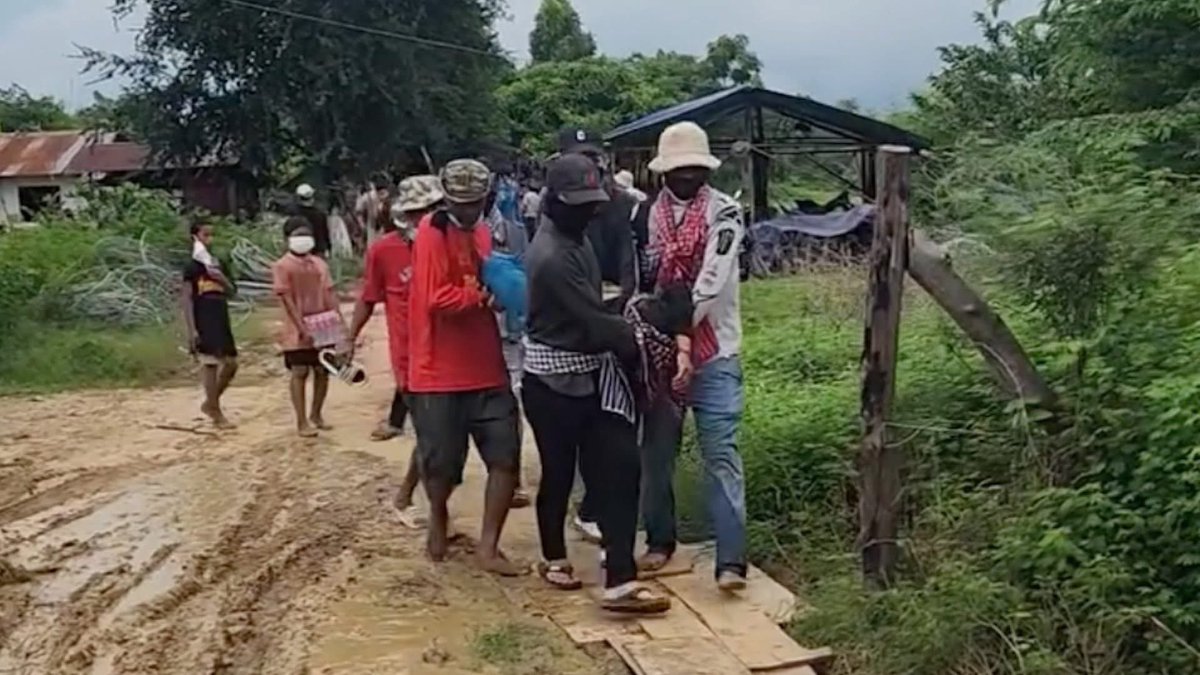 fullofsunbear's tweet image. At least 23 Cambodian civilians, monks, soldiers, and police officers were injured after Thai troops reported fired tear gas and rubber bullets at Cambodian citizens… is this the action of a country that claims to want peace?