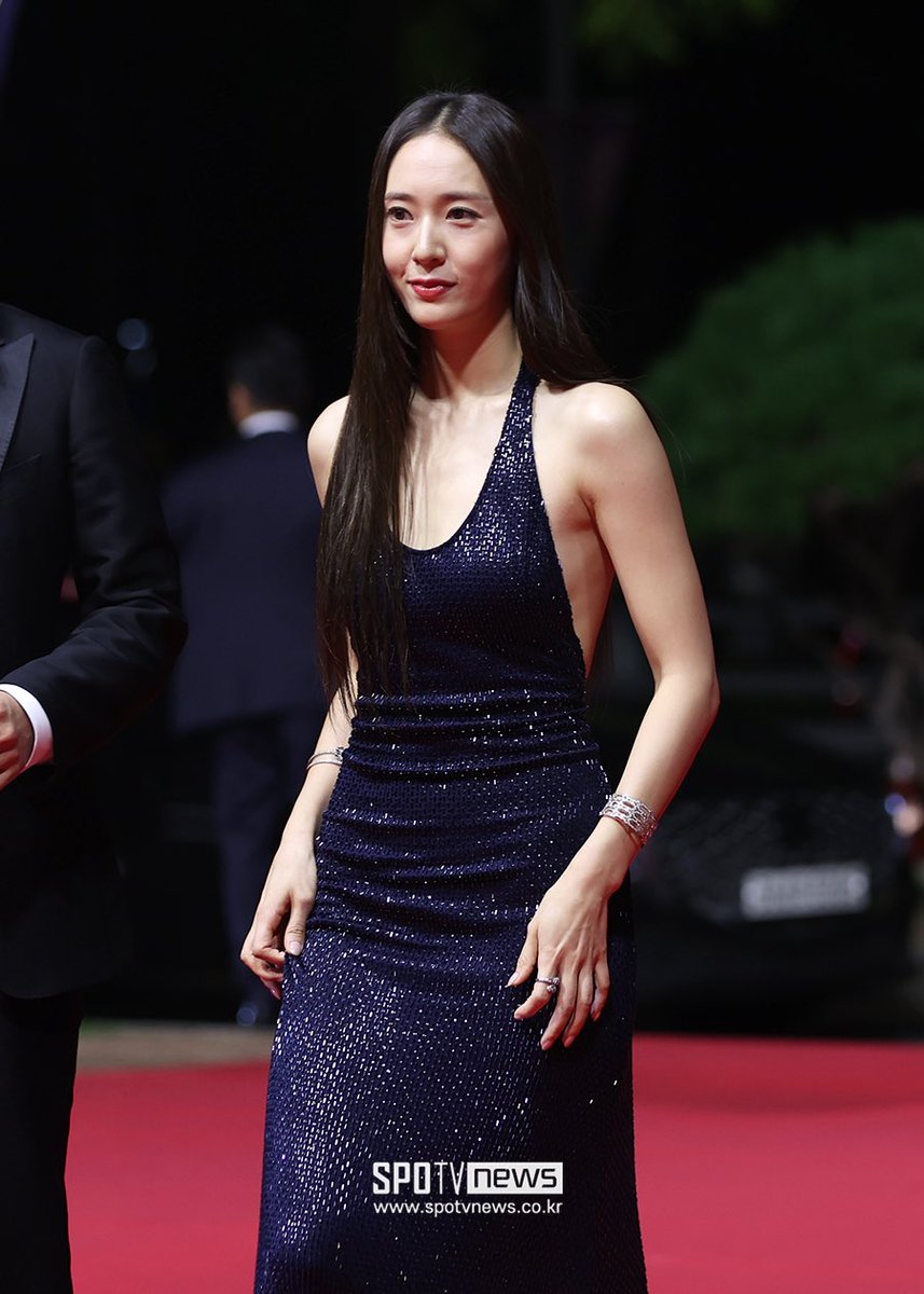 krystclass's tweet photo. Krystal at the 30th Busan International Film Festival (BIFF) opening ceremony Red Carpet 

🥹✨

#KRYSTAL #크리스탈 #정수정 https://t.co/e1PsiHX0Ay