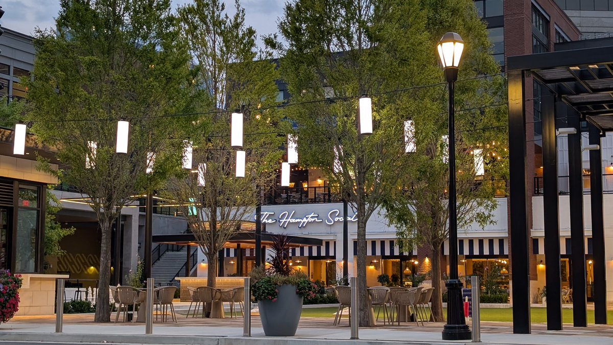 PaulFromFox5's tweet image. Have you been to @HighStreetATL yet?? New shops + restaurants tucked away in Perimeter Center -- right across the street from Perimeter Mall. We&apos;re hanging here a
ll morning on @GoodDayAtlanta + #FOXLOCAL 🛍️🍽️