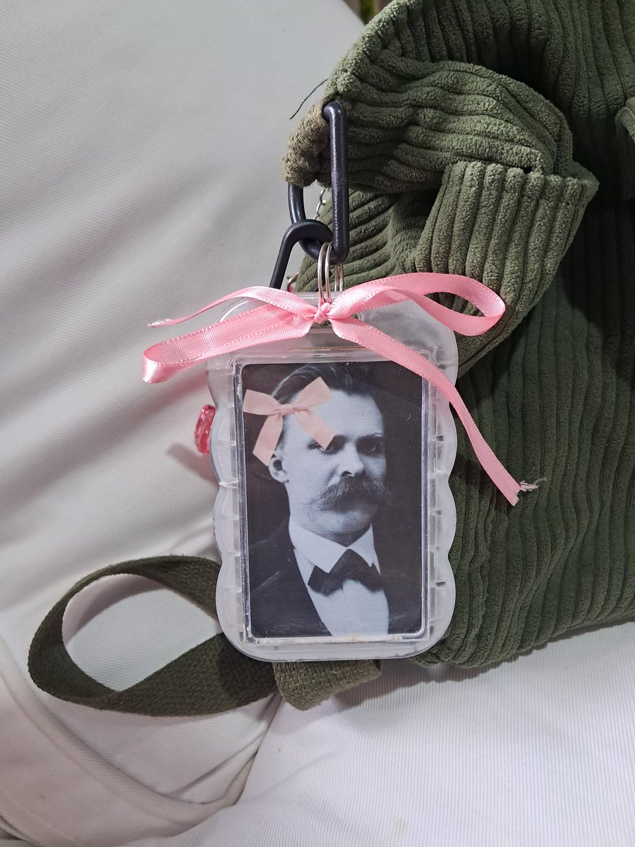 e a diva da minha sobrinha fez um photocard do nietzsche pra eu nao ficar triste