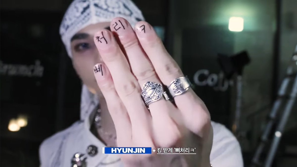yonglixxsgirl's tweet image. Hyunjin's artistic soul will never stop to amaze me! I love his BLEEP nails!!
#StrayKidsComeback #BLEEP #KARMA #Hyunjin #삐처리 #skz #loveSTAY #StrayKids