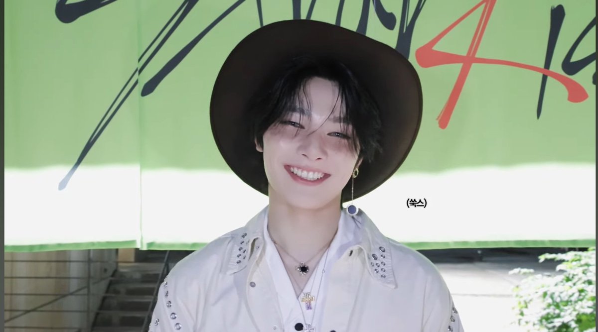 yonglixxsgirl's tweet image. I.N you looked so handsome!! i love this cowboy style on you! especially this cowboy hat. Seeing you smile like this makes me so happy
정말 잘생겼어!! 너한테 잘 어울리는 카우보이 스타일 너무 좋아! 특히 이 카우보이 모자. 이렇게 웃는 모습을 보니 너무 행복해
#BLEEP #삐처리 #skz #IN