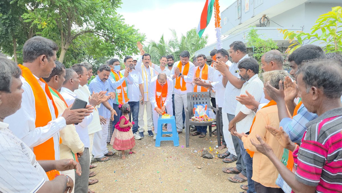 Vcreddy_bjp's tweet image. Hoisted the National Flag at Kamareddipalli ,Parkal Rural mandal on #TelanganaLiberationDay, remembering the sacrifices of our freedom fighters.
🎂 Later joined people in celebrating PM @narendramodi Ji’s 75th Birthday with joy &amp;amp; service.

#Modi75 #TelanganaLiberationDay #BJP