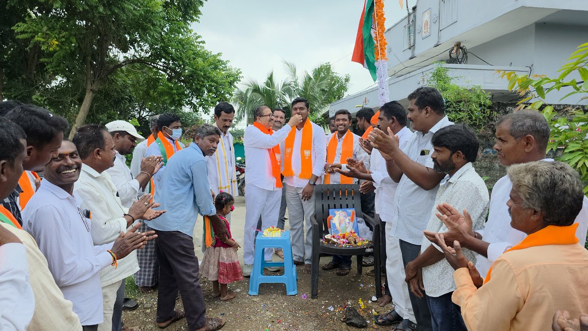 Vcreddy_bjp's tweet image. Hoisted the National Flag at Kamareddipalli ,Parkal Rural mandal on #TelanganaLiberationDay, remembering the sacrifices of our freedom fighters.
🎂 Later joined people in celebrating PM @narendramodi Ji’s 75th Birthday with joy &amp;amp; service.

#Modi75 #TelanganaLiberationDay #BJP
