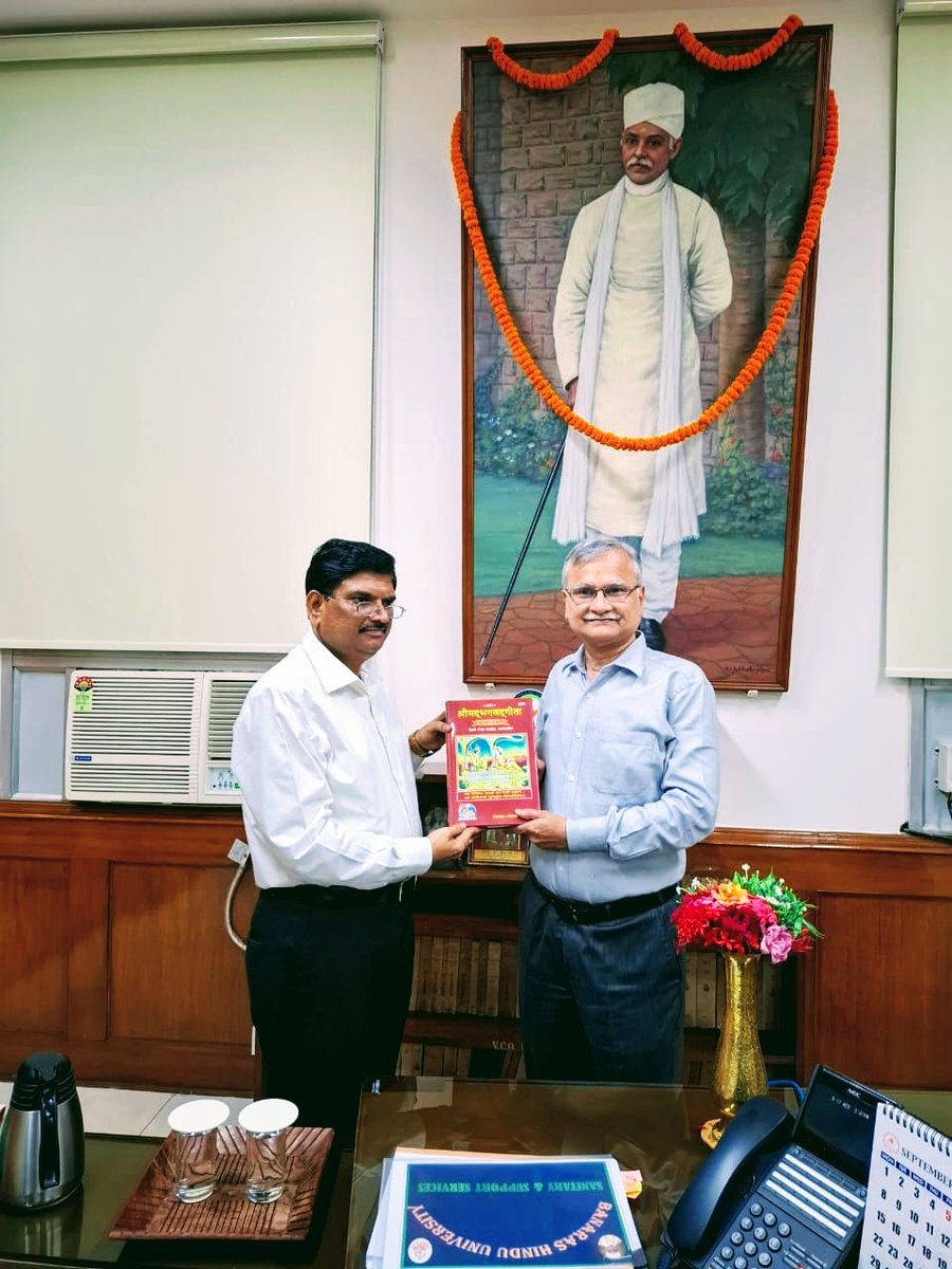 आज वाराणसी प्रवास के दौरान मेरे मित्र और बनारस हिन्दू यूनिवर्सिटी के वाइस चांसलर प्रो. अजीत कुमार चतुर्वेदी से मुलाक़ात हुई | प्रो. चतुर्वेदी से मेरी मुलाक़ात तब से है जब वे आईआईटी कानपुर में नियुक्त थे | प्रो. चतुर्वेदी से भारतीय ज्ञान परम्परा के सम्बन्ध में महत्वपूर्ण संवाद