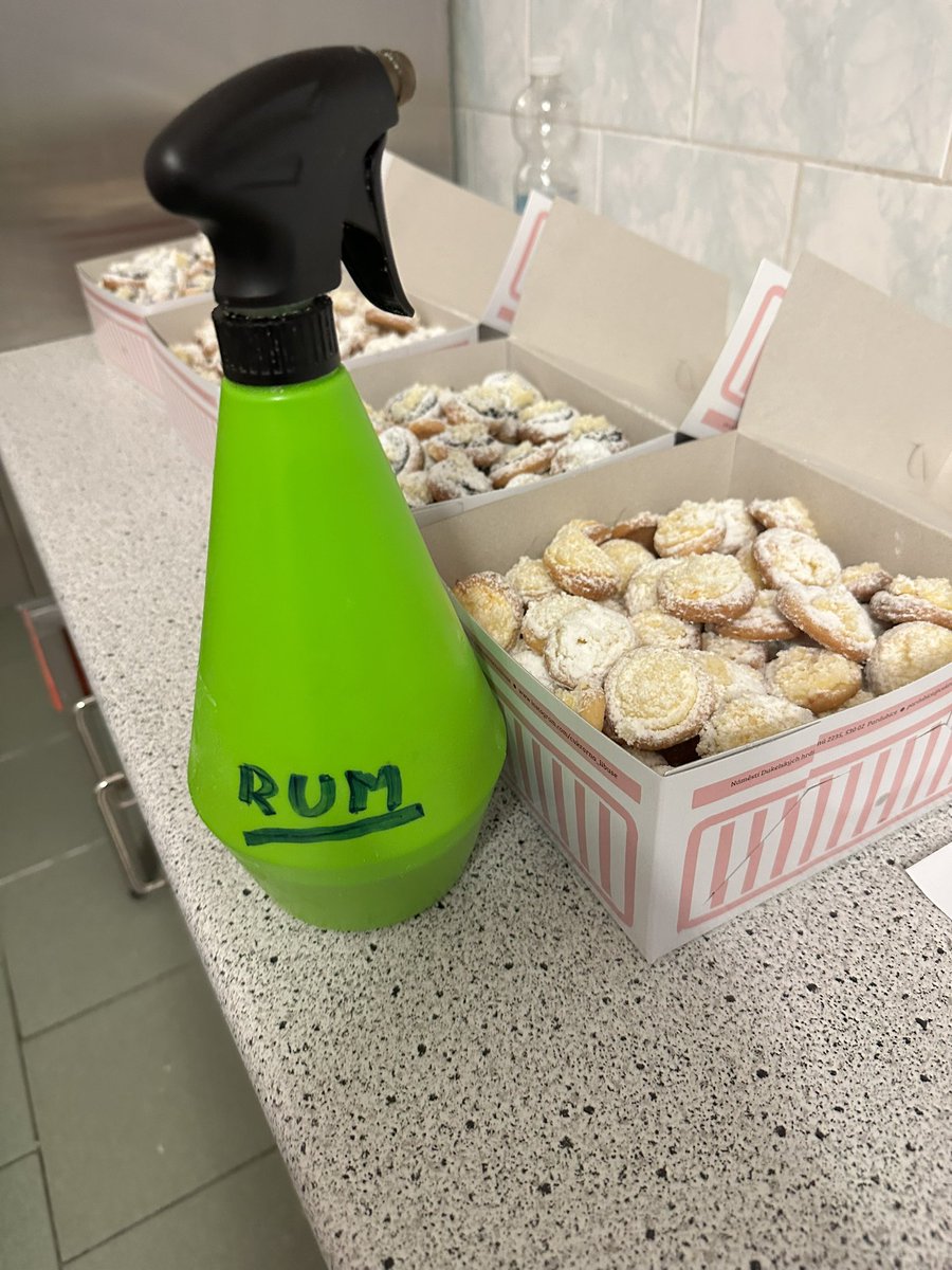 Čumněte se vy dva elbundové <a href="/krupka_jiri/">Krupka Jiří</a> a <a href="/Fergl_EE_Pergl/">Václav Pergl</a> jag my u nás v crukárně servírujem prosefionálně rum! Tagle umnělecki vám ho nepodaj ani v Besedě! Si misim, že tagle skvěle to umí uš jenom miztr Mlask! <a href="/cafedlask/">Cukrář Dlask</a>