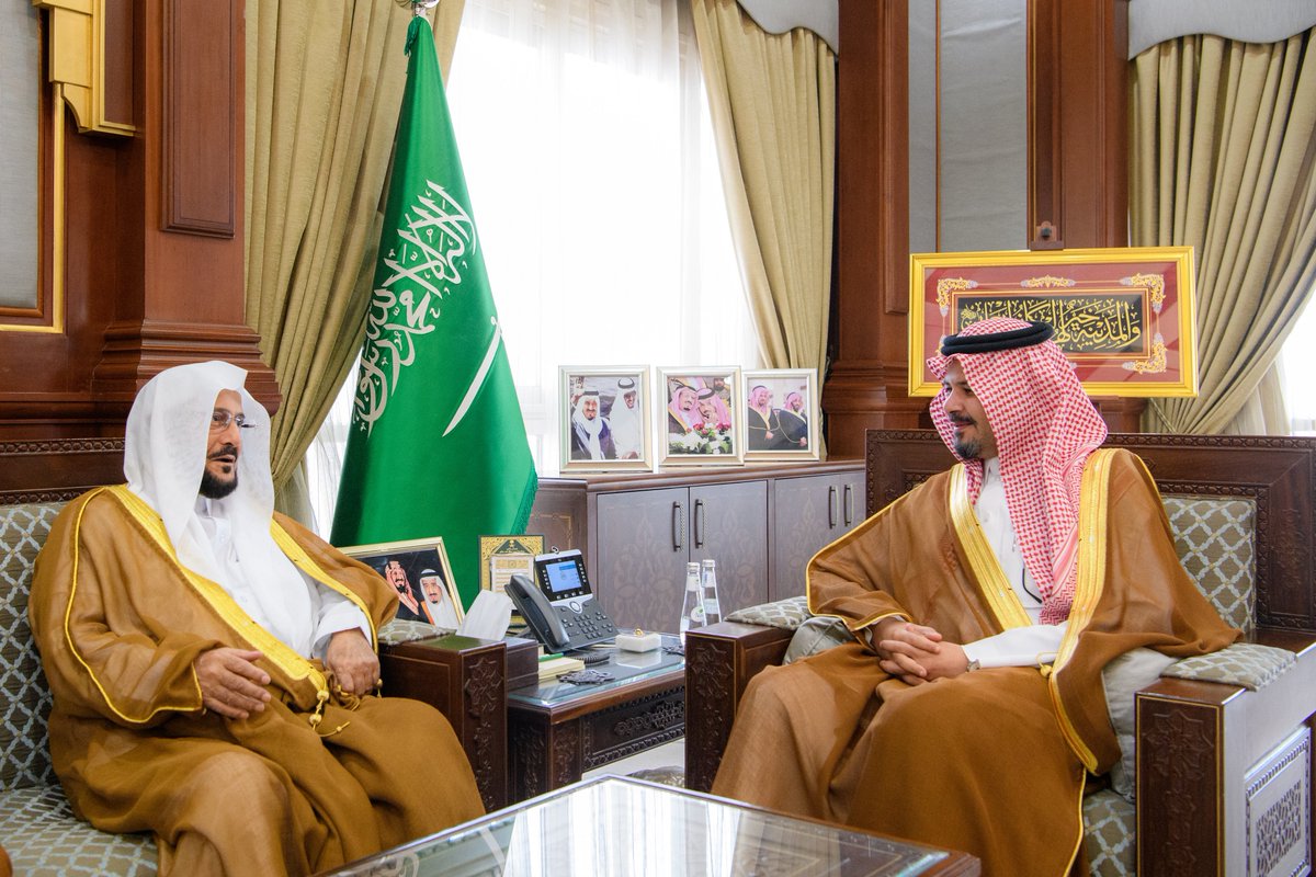 سمو أمير منطقة #المدينة_المنورة #سلمان_بن_سلطان، يستقبل معالي وزير الشؤون الإسلامية والدعوة والإرشاد <a href="/Saudi_Moia/">وزارة الشؤون الإسلامية 🇸🇦</a> الشيخ الدكتور عبداللطيف آل الشيخ.
وخلال اللقاء أشاد سموه بما تحظى به المدينة المنورة من رعاية واهتمام القيادة الرشيدة – أيدها الله –، وحرصها على تعزيز الخدمات المقدمة