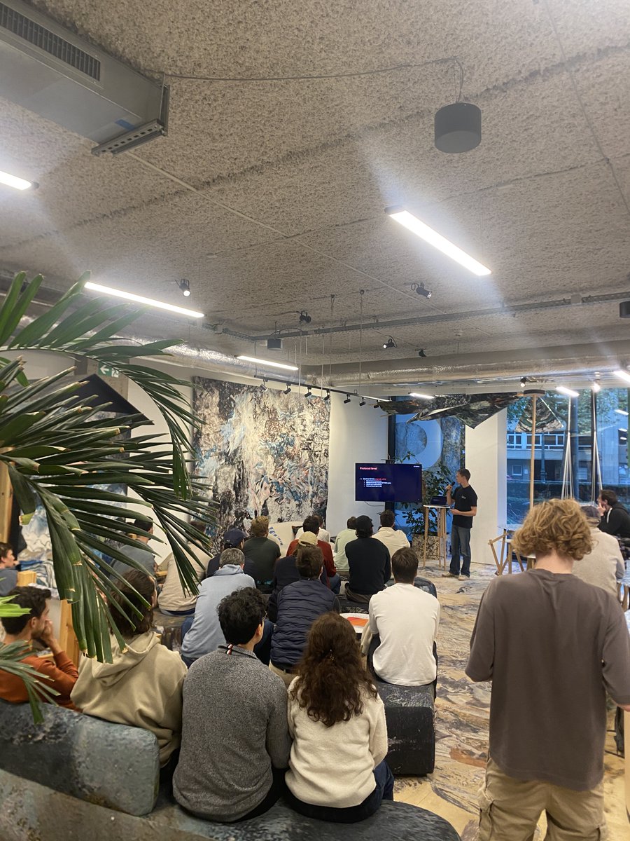 Merci à toutes et tous d’être venus aussi nombreux hier soir au <a href="/Starknet/">Starknet (BTCFi arc) 🥷</a> Meetup à Bruxelles !

Merci aux projets et builders présents : <a href="/extendedapp/">Extended</a> <a href="/ready_co/">Ready (Formerly Argent)</a> <a href="/jniset/">Julien Niset</a> et aux guests surprises…

Merci à <a href="/starkience/">brother victor</a> pour l’animation et à Starknet pour votre confiance depuis 4 ans.
