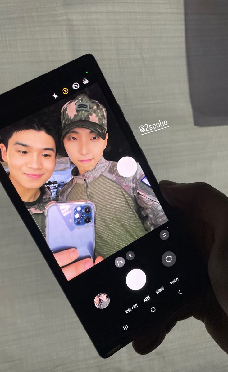 iloverjsals's tweet image. 육군공연팀 멤버 인스스에 서호 초기요미😻😻