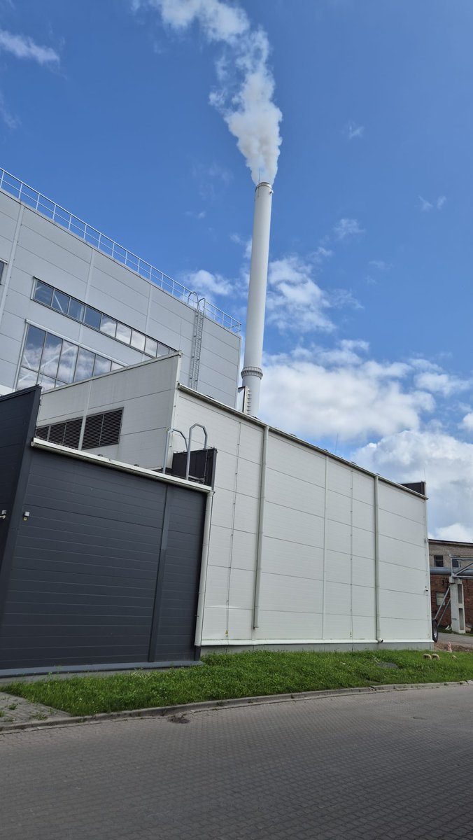 Lai jūs spilgti saprastu cik slimi sakropļota ir siltumapgādes sistēma Rīgā = IZLASIET

Šodien TEC2 strādā gāzes turbīna, kas balansē Latvijas un Baltijas elektrības energotīklu ar 150MW el. jaudu. Tam gribi vai negribi rodas 120MW siltumjauda, kā neizbēgams blakusprodukts.

Tas