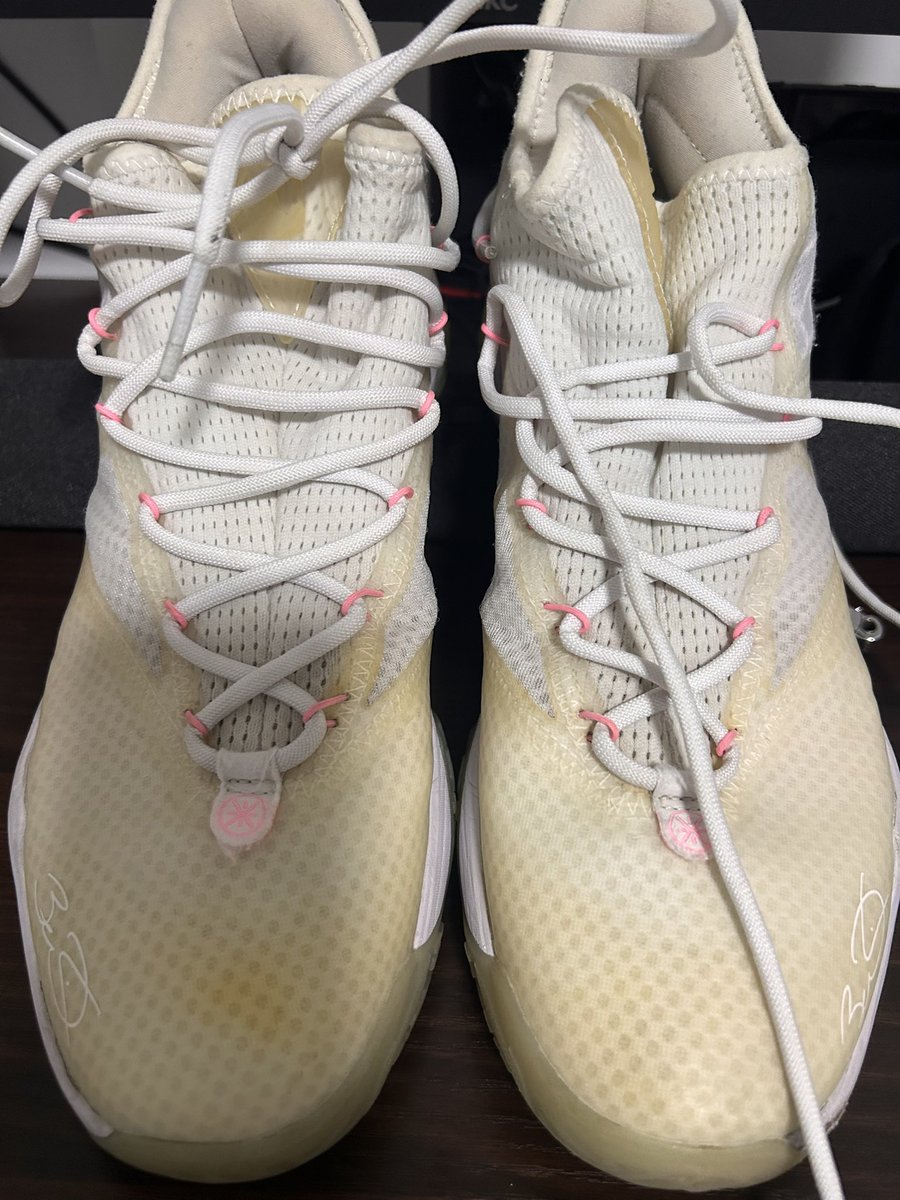 朝圣高中帅哥的臭鞋，偷偷带回家，闻爽打飞机再还回去，下次再玩他的gt cut，脚大的帅哥鞋子太好玩了