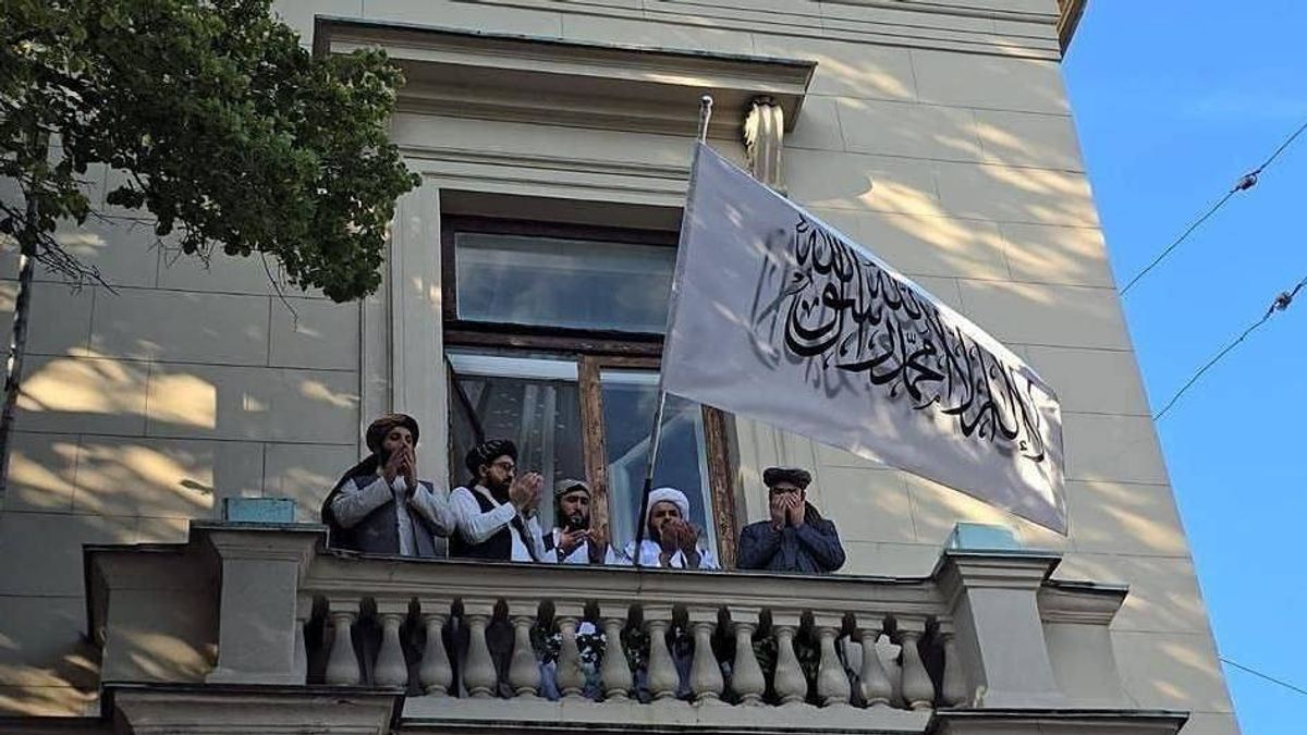 The Taliban banned fiber optic internet in Afghanistan’s Balkh province to “prevent immorality,” cutting off Wi-Fi for homes, businesses, and government offices. 

Mobile internet still works but is slow and costly.

Source: AP