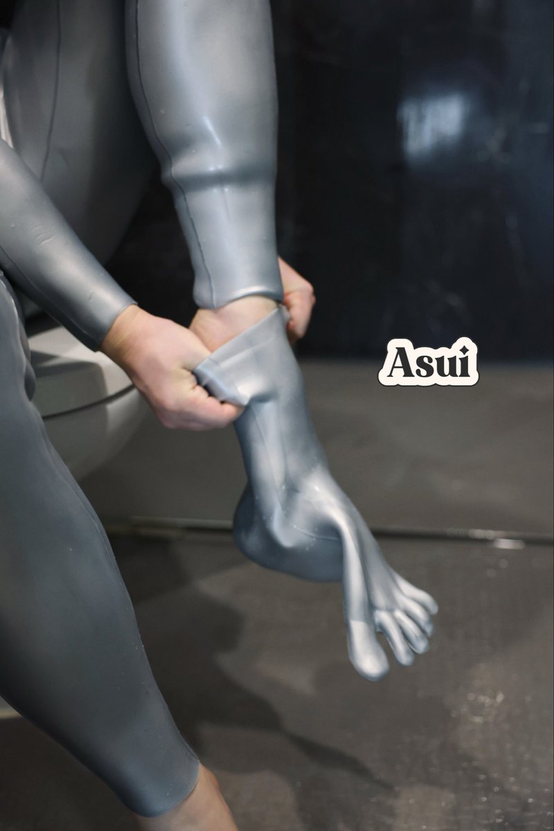 Become a silver doll
It will turn white under sunlight
成为银色玩物
太阳光下会变成白色
#rubber #硅胶 #敷面 #紧身