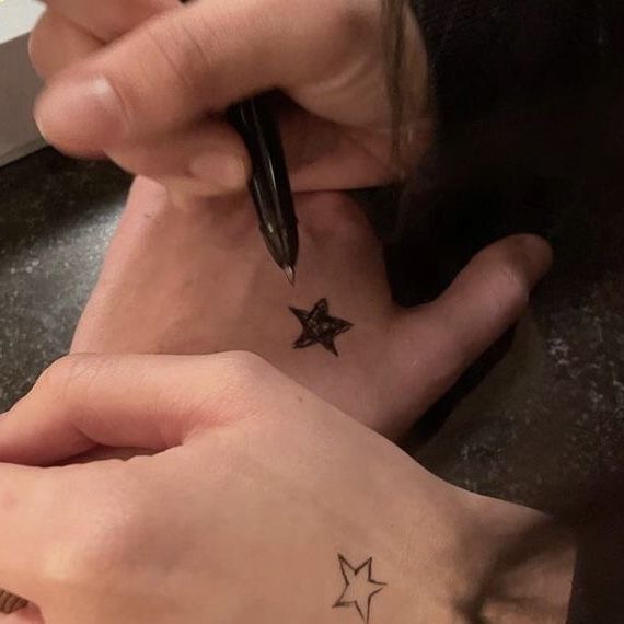 httaee's tweet image. posso te pedir em namoro? 🦋 minchan mini au

bangchan está cansado de pensar sobre relacionamentos e não estar em um. chegando a conclusão de que a resposta cabível é pedir seu melhor amigo, minho, em namoro.