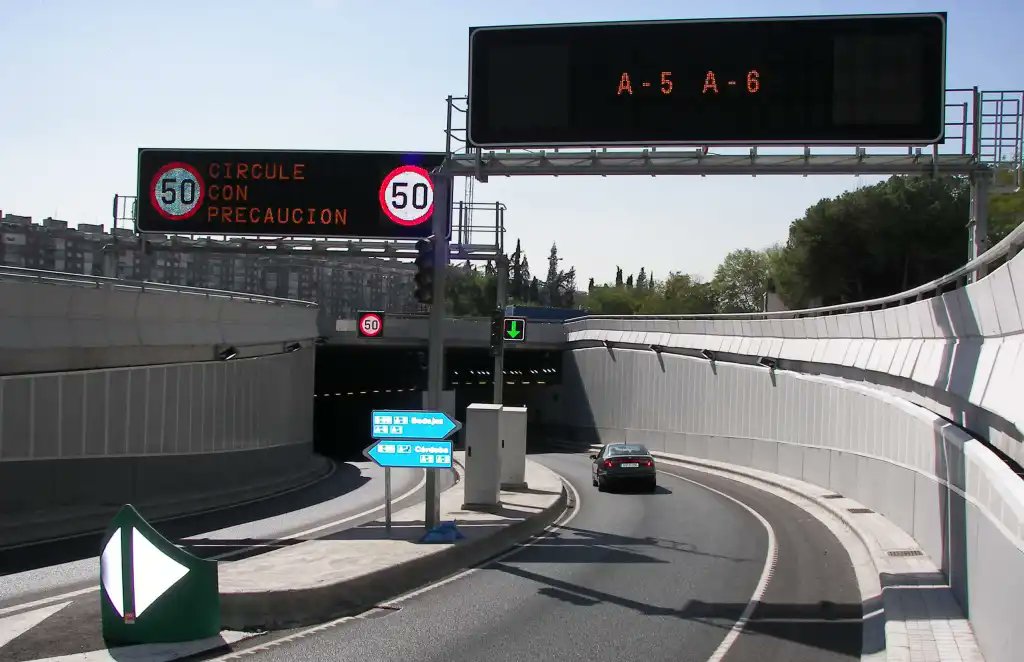 ciospain's tweet image. Madrid se convierte en un referente de #movilidad urbana con la implantación de 2.700 balizas #Bluetooth en la M-30 para ofrecer una navegación precisa en sus túneles. Medio millón de personas al día se benefician de esta #innovación. 
Aquí los detalles.
bit.ly/46penVY
