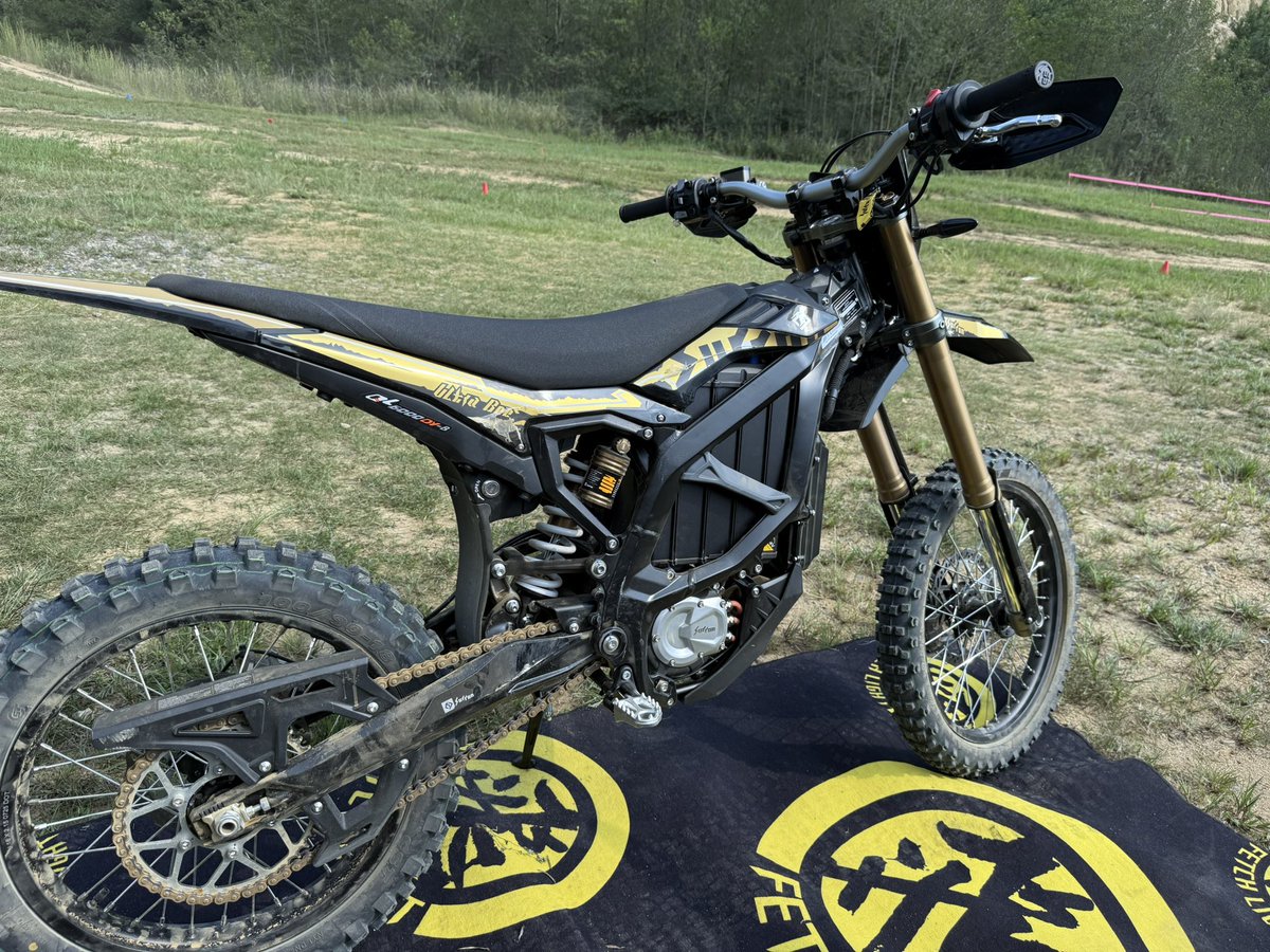 nagmotors's tweet image. 新型ライトビーとウルトラビー、どちら
も進化が止まりません！
ライトビーは使い切れるパワーの範囲内でパワーアップ！使い切れるって所が重要なんです！
ウルトラビーは本気で勝てる車両へ！ターボモードは危険なほど速い⚠️
#surron
#電動バイク