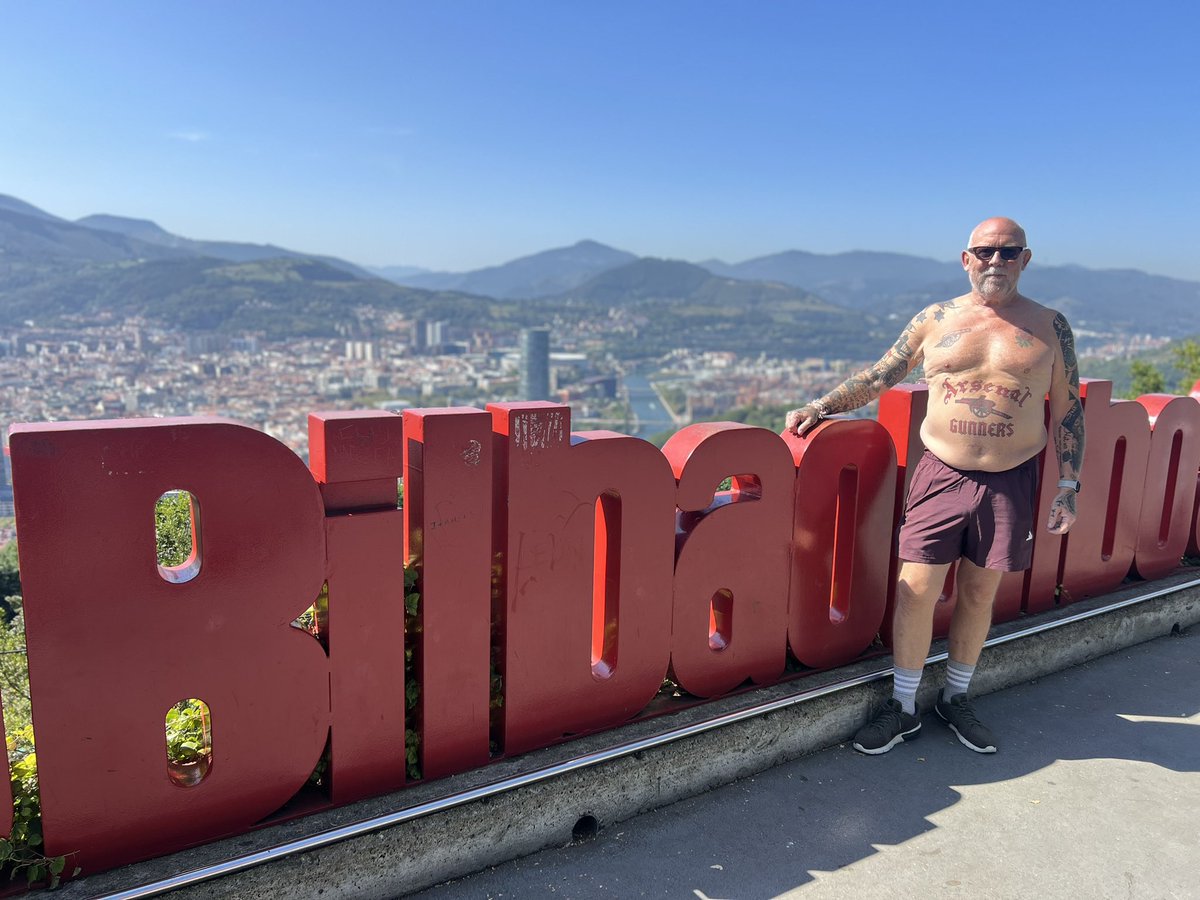Bilbao really is a beautiful place. Had get the shirt off, just for one minute! 😂🔴⚪️❤️