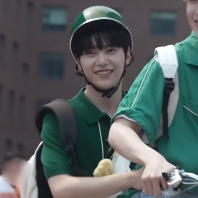 chuu0528's tweet photo. 사람이 어떻게 저렇게 동그랗지💚 https://t.co/cO9TCb7xQl