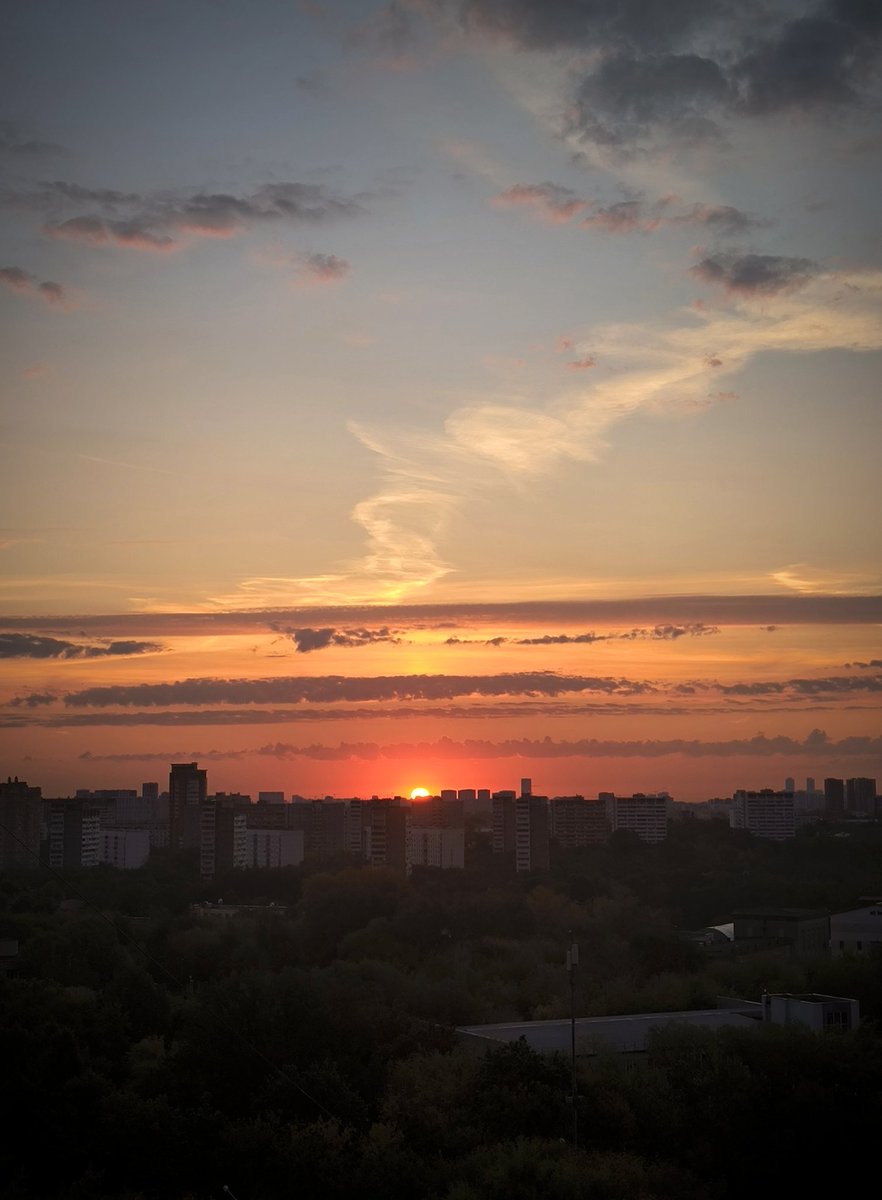 ElloonExile's tweet photo. Продолжаю встречать утреннее солнышко, а хотелось бы спать в это время, конечно. 
Седативки и мелатонин дают лёгкое ощущение выспанности, но просыпаюсь сама каждое утро в 5, даже в выходные. Устала😞 https://t.co/AiL6BGwakv