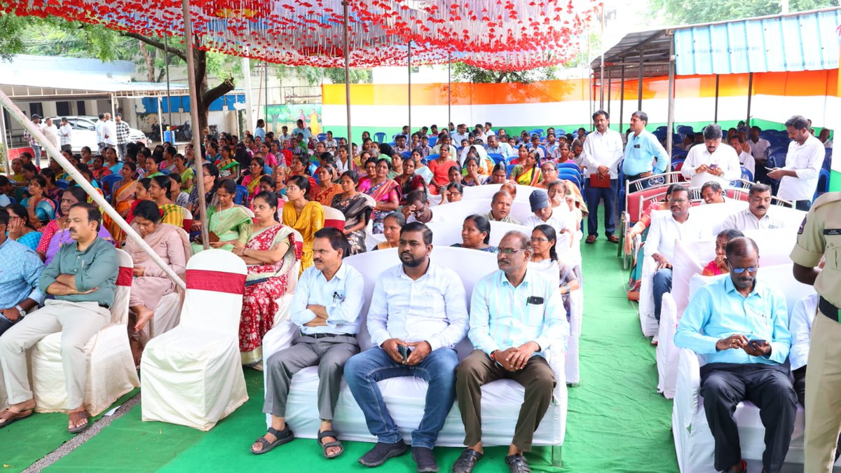 జిల్లా  కలెక్టరేట్ కార్యాలయ ఆవరణంలో  ప్రజా పాలన దినోత్సవ వేడుకలు అట్టహాసంగా జరిగాయి.

ముఖ్య అతిథిగా గౌరవ మంత్రివర్యులు  <a href="/seethakkaMLA/">Danasari Seethakka</a> గారు గౌరవ జిల్లా కలెక్టర్ గారితో కలిసి గౌరవ వందనం స్వీకరించి, జాతీయ పతాకాన్ని ఆవిష్కరించడం జరిగింది.
<a href="/TelanganaCMO/">Telangana CMO</a> 
<a href="/TelanganaCS/">Office of Chief Secretary, Telangana Govt.</a> 
<a href="/IPRTelangana/">IPRDepartment</a>