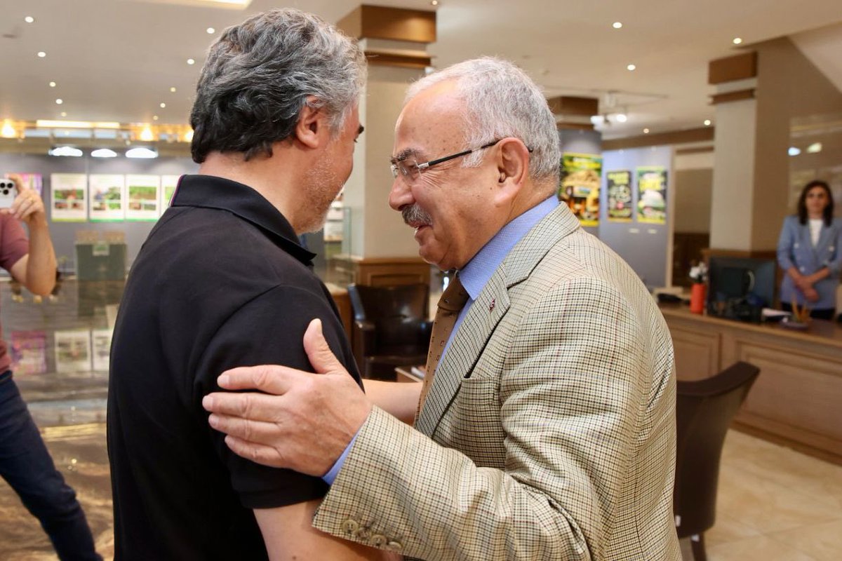 Bugün Büyükşehir Belediyemizde; Ordu Milletvekillerimiz İbrahim Ufuk Kaynak ve Mustafa Hamarat, Altınordu İlçe Başkanımız Semih Tezcan ve değerli heyetimizi ağırladık.

Bizler aynı davanın yol arkadaşlarıyız. Gücümüzü birlikten, kuvvetimizi omuz omuza yürümekten alıyoruz.