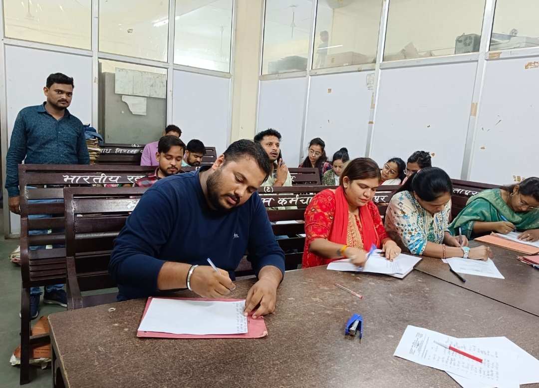 भारतीय खाद्य निगम, मंडल कार्यालय,सीतापुर में हिंदी पखवाड़ा 2025 के दौरान दिनांक 17.09.2025 को हिंदी निंबध लेखन प्रतियोगिता का आयोजन किया गया, जिसमें अधिकारीगण एवं कर्मचारीगण ने प्रतिभाग किया|