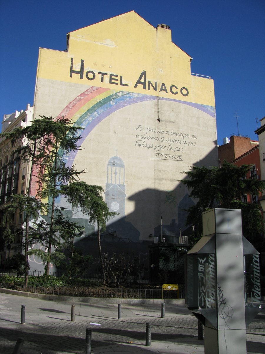 giraldeo's tweet image. 💥Acabamos de conocer que el Ayuntamiento de Madrid tiene planes para prácticamente destruir uno de los murales artísticos más reconocidos de la ciudad, encargado y firmado por el alcalde Enrique Tierno Galván.

El mural original DEBE preservarse.

El mural está en la Plaza del…