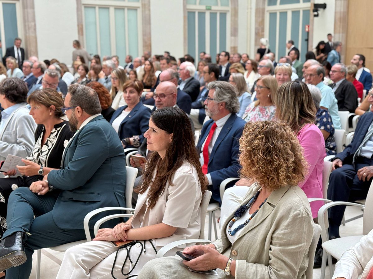 mncsls's tweet photo. Al Parlament, la comissió de llengua del @conselladvocat lliura el XIX Premi Agustí Juandó i Royo a la MHP Núria de Gispert. 

Merescut reconeixement a la seua trajectòria institucional en defensa del català i del dret civil català.

Sense llengua pròpia ni hi ha justícia plena. https://t.co/4DbuB1eGKy