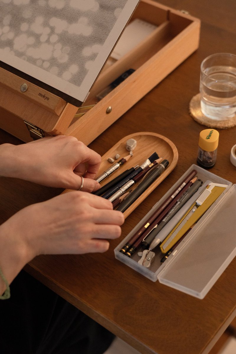 포인트 오브 뷰와 연필 콜렉션 협업을 진행하며
인터뷰를 했습니다. 아래 링크에서 전문을 볼 수 있어요. 
섬세하게 만들어주신 아름다운 연필 콜렉션 제품들도 조만간 하나하나 소개할게요! 🙌

pointofview.kr/category/viewf…