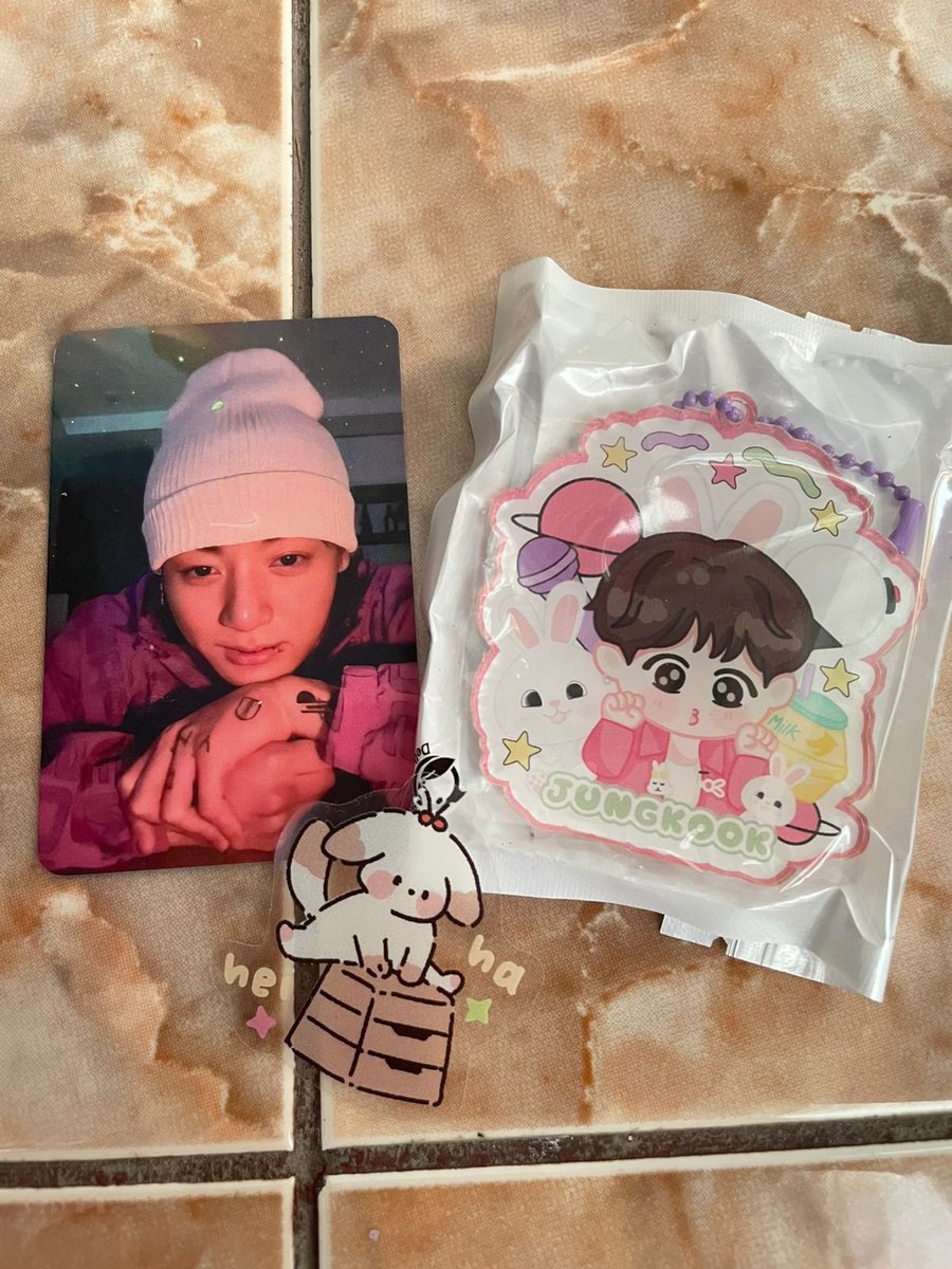 ita_azk's tweet image. Ka @tkstreamina tengkyu ka gift nya mendarat dengan selamat fix ini gada obat lucuu bangeettt ayanknya