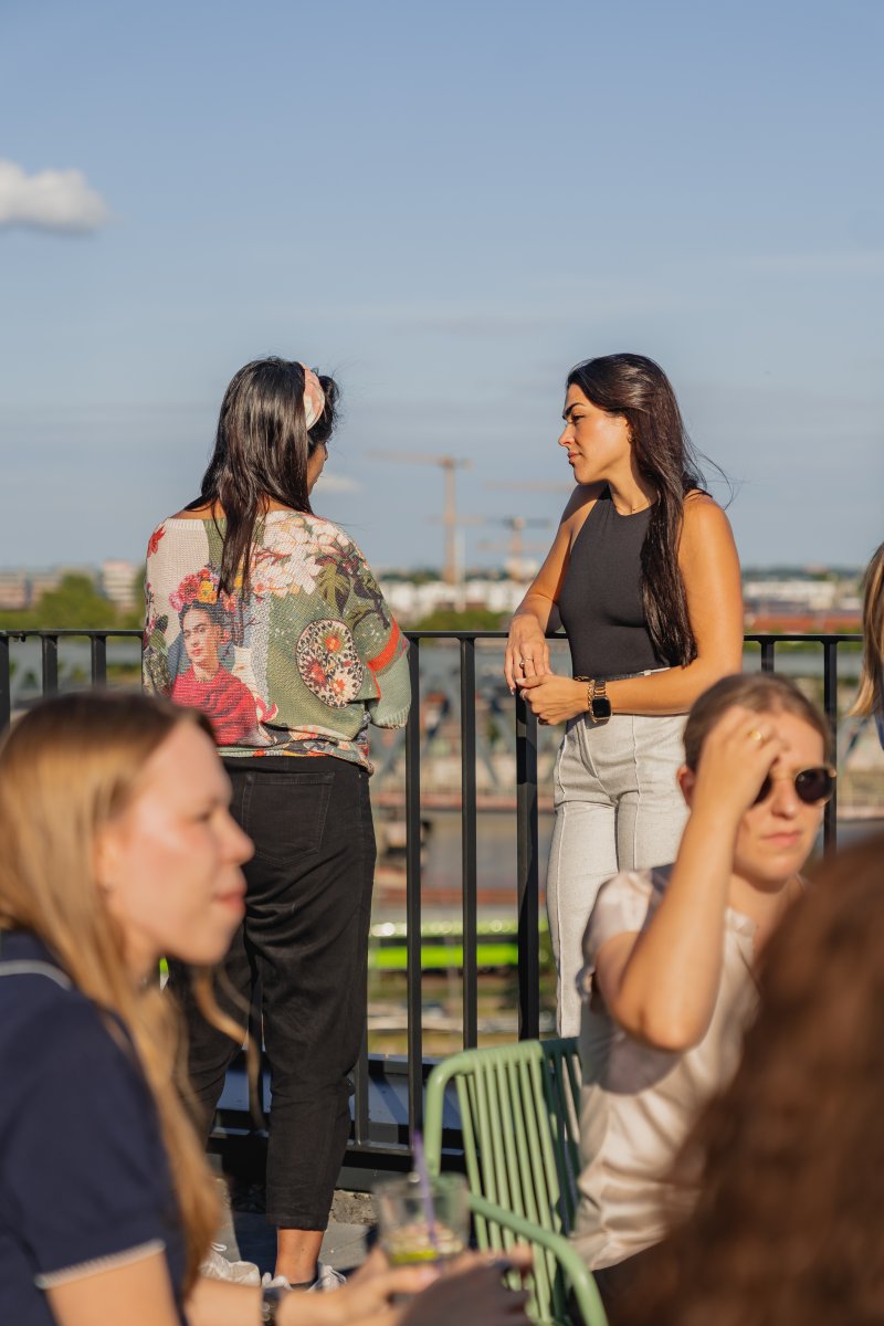 Edge_Workspaces's tweet image. 🫱🏽‍🫲🏾 Here is our new partnership in Hamburg!
BBA Community brings the warmth of a professional networking in a cozy and friendly environment. 

Here are some pictures from their very first coworking day at EDGE Workspaces HafenCity.
#WhereWellbeingWorks #EDGEWorkspaces