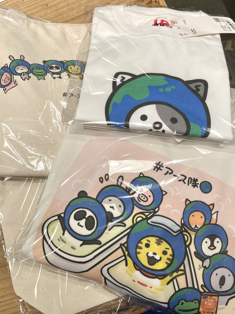nunkawa's tweet photo. 現場視察と称して秋葉原で母と爆買い🌏

平日だからかもしれないけど、デザインを作ってものの30分程度ですぐにプリントできちゃうのすごい！かわいい！
#アース隊🌏 https://t.co/KtVtDCfkbY