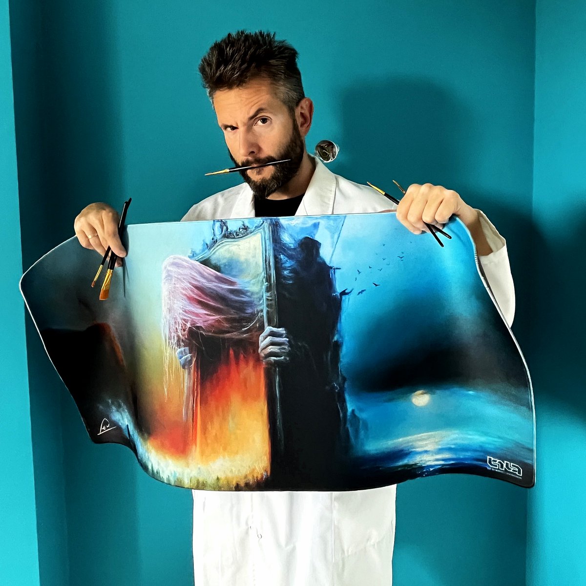 ROJOV13's tweet photo. Ekipa https://t.co/OJvHwmtEvZ ma smykałkę do kreatywnych współprac. Cały merch produkowany w Polsce, błyskawiczna wysyłka i częste promocje. Do tego z kodem ROJO15 macie 15% zniżki. Polecam i zapraszam! #tilt #tiltgaming #tiltpl #merch #rojo #rojson #współpraca #reklama https://t.co/v9s8QncmD9
