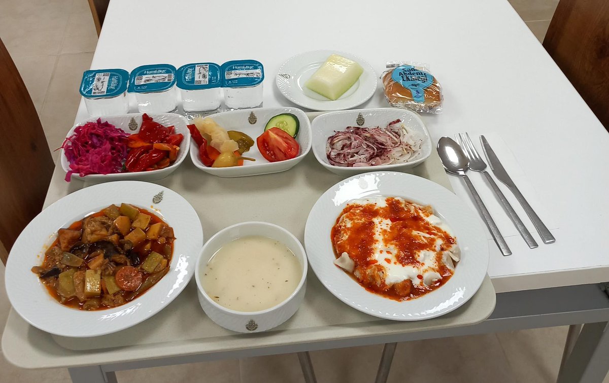 İBB yurtları, günde 2 öğün yemek dahil aylık 2.850 TL'ye hizmet veriyor.

İBB yurtlarında dün çıkan akşam yemeği: