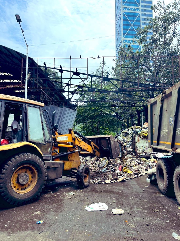 ckdadar's tweet photo. Has the @mybmc gone completely mad? The Elphinstone Bridge demolition has already thrown Dadar–Parel–Prabhadevi into unprecedented gridlock, choking emergency routes and daily life. And now, instead of easing the congestion, the @mybmcWardGN is planning to restart the very same fish market on Senapati Bapat Marg that was earlier demolished because of traffic chaos.

Who exactly is the @mybmc consulting? Have they bothered to take feedback from local residents, commuters, hospitals, and businesses? Or is this just another act of vote-bank appeasement ahead of elections?

Reintroducing illegal fish markets on an main road at a time when hospitals like KEM, Tata, Wadia, and Global are struggling with ambulance delays is nothing short of criminal negligence. The priority should be traffic management, relocation of market to the newly reconstructed Mahatma Jyotiba Phule Market. That facility is now ready, with dedicated wholesale, retail, parking, and even office space — a ground-plus-three-storey structure designed precisely for this purpose, and completion of pending infrastructure like the DP Road — not making citizens’ lives a living hell.
@chakachakdadar @mumbaimatterz