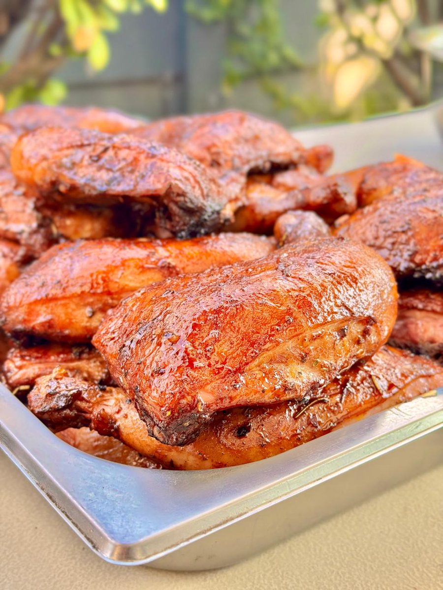 CookingSoulsa's tweet image. These brined and slow-roasted smoked chicken quarter legs are ready to be devoured! The brine ensures every bite is incredibly juicy, while the slow roast and smoke give the skin that perfect, golden-brown char. This is a truly delicious eating experience.

@DeliciousFestSA
