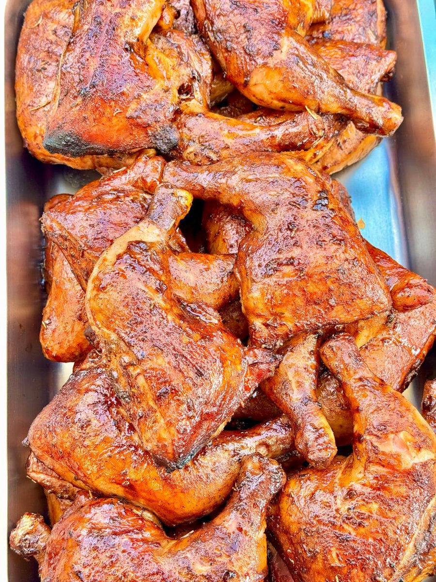 CookingSoulsa's tweet image. These brined and slow-roasted smoked chicken quarter legs are ready to be devoured! The brine ensures every bite is incredibly juicy, while the slow roast and smoke give the skin that perfect, golden-brown char. This is a truly delicious eating experience.

@DeliciousFestSA