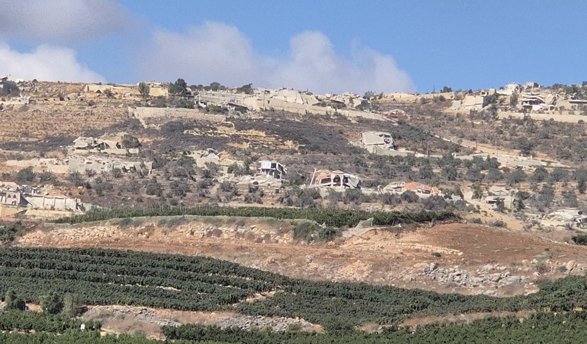 היום לפני שנה: מבצע הביפרים. היפוך המגמה מול חיזבאללה. 10 ימים אח"כ יחוסל נסראללה ומשם הכל היסטוריה. 

בתמונה: כפר כילא ההרוס לאחר מבצע 'חצי הצפון' אל מול המטעים שחזרו ללבלב כאן אצלנו.
שרק נדע לשמר את ההישג.