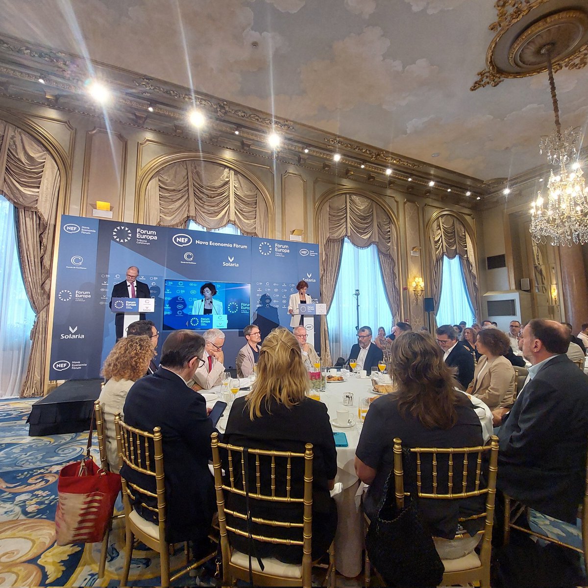 "A Catalunya li ha anat bé quan ha trobat el seu propi camí, quan ha generat un model social i econòmic propi diferenciat de l'espanyol, no quan ha estat entusiasta de 'l'anar fent', com és ara malauradament. I es pot fer: hi ha país" <a href="/Elisendalamany/">Elisenda Alamany</a> al Nova Economia Fòrum, avui.