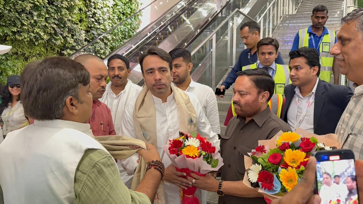 Vivekdeol7's tweet image. आज राष्ट्रीय लोकदल के राष्ट्रीय अध्यक्ष एवं केन्द्रीय शिक्षा राज्यमंत्री माननीय @jayantrld जी का लखनऊ में रालोद नेताओं द्वारा भव्य स्वागत किया गया... 💐💐💐 @AnilKumarMZN 
@rohitagarwal850 @Ramashishmlc 
@RLDparty 
#rashtriyalokdal