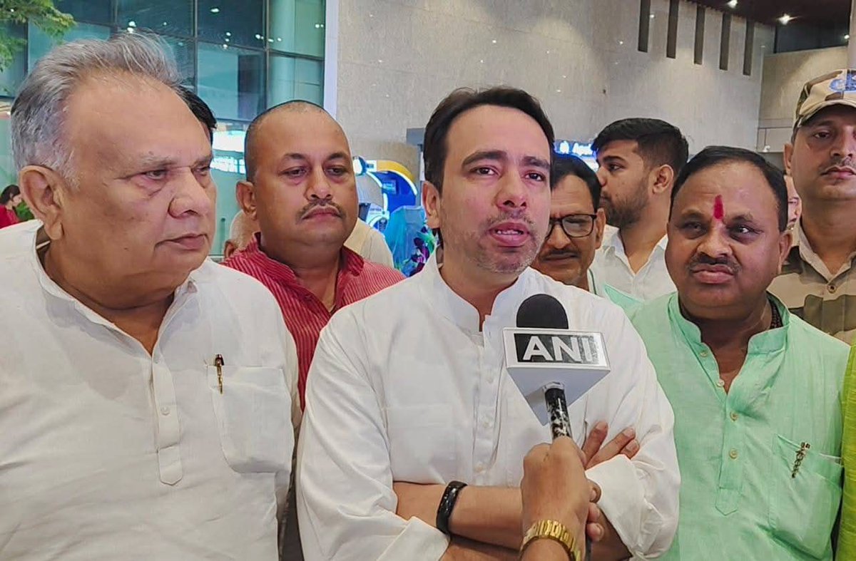 Vivekdeol7's tweet image. आज राष्ट्रीय लोकदल के राष्ट्रीय अध्यक्ष एवं केन्द्रीय शिक्षा राज्यमंत्री माननीय @jayantrld जी का लखनऊ में रालोद नेताओं द्वारा भव्य स्वागत किया गया... 💐💐💐 @AnilKumarMZN 
@rohitagarwal850 @Ramashishmlc 
@RLDparty 
#rashtriyalokdal