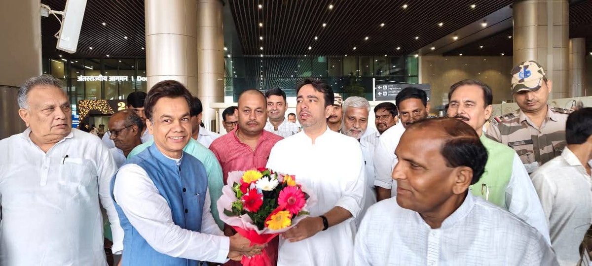 Vivekdeol7's tweet image. आज राष्ट्रीय लोकदल के राष्ट्रीय अध्यक्ष एवं केन्द्रीय शिक्षा राज्यमंत्री माननीय @jayantrld जी का लखनऊ में रालोद नेताओं द्वारा भव्य स्वागत किया गया... 💐💐💐 @AnilKumarMZN 
@rohitagarwal850 @Ramashishmlc 
@RLDparty 
#rashtriyalokdal