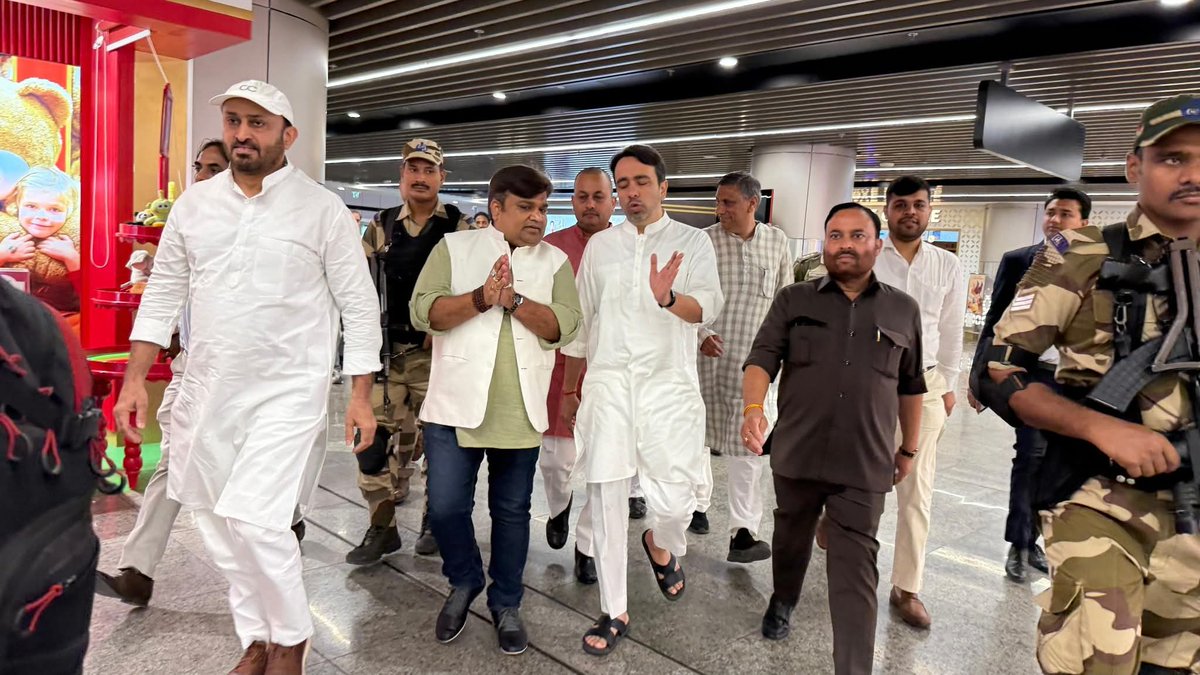 Vivekdeol7's tweet image. आज राष्ट्रीय लोकदल के राष्ट्रीय अध्यक्ष एवं केन्द्रीय शिक्षा राज्यमंत्री माननीय @jayantrld जी का लखनऊ में रालोद नेताओं द्वारा भव्य स्वागत किया गया... 💐💐💐 @AnilKumarMZN 
@rohitagarwal850 @Ramashishmlc 
@RLDparty 
#rashtriyalokdal