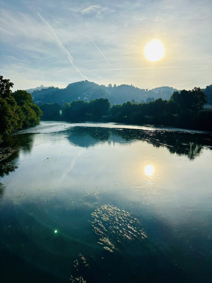 Questa mattina, tra le rive del Po…
Un Sole in Cielo, ma anche uno riflesso in “terra…” La luce perfetta di Dio nei cieli, ma anche quella riflessa in noi, imperfetti, fragili, piena di onde e crepe. 
Eppure siamo specchio della Sua gloria. 
“Come in cielo… così in terra…”