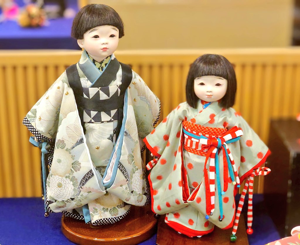 新宿京王百貨店で開催された  #山崎明咲 様の  個展は閉幕しました。
お疲れ様でしたm(_ _)m

やはり、一回だけでなく、二回拝見して良かったです。
左が10号市松人形で、右が8号市松人形です。
10号と8号でこれだけ大きさに違いがあります。

個人的には、右の8号市松人形が一番のお気に入りです(^^)