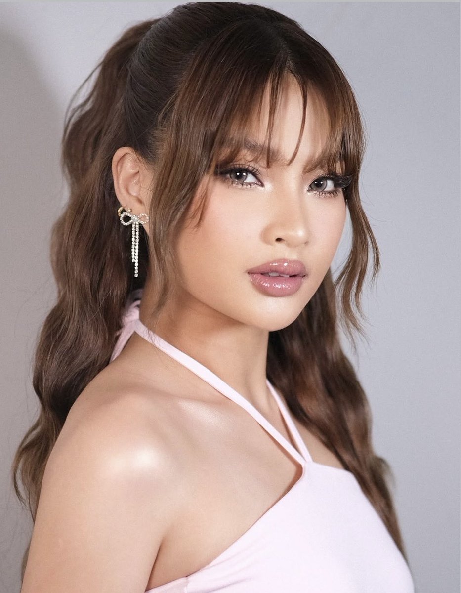 pink halter top, ribbon earrings, and the curled bangs? 😩 ILL FOREVER BE A KIKAY COLET TRUTHER