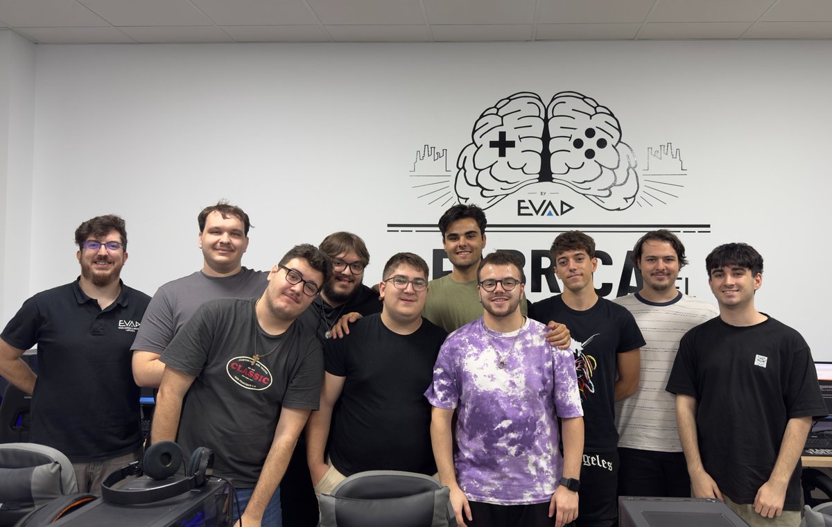 EvadFormacion's tweet image. El futuro de los videojuegos lo crean ellos. 🚀

Nuestros alumnos de Ciclo Superior en especialidad de #Programación están en modo creación.💡 ¡Pronto veréis los proyectos increíbles que están desarrollando! 📢